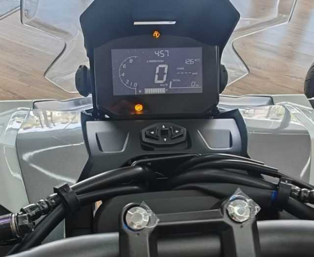 Honda ADV160 2025 Hinh anh thuc te tai dai ly cho thay ngoai hinh ngay cang ben - 6