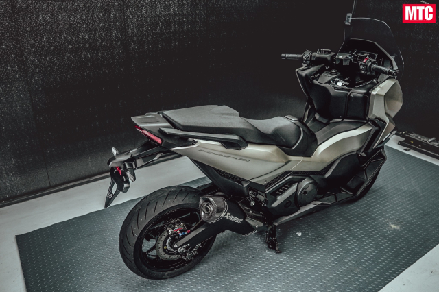 Honda Forza 750 2025 duoc nang cap het bai lam AE me Maxi Scooter dung ngoi khong yen - 20