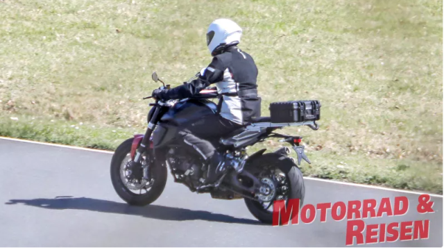 Khong con la tin don nguyen mau Ducati Monster V2 lan dau tien lo dien - 3