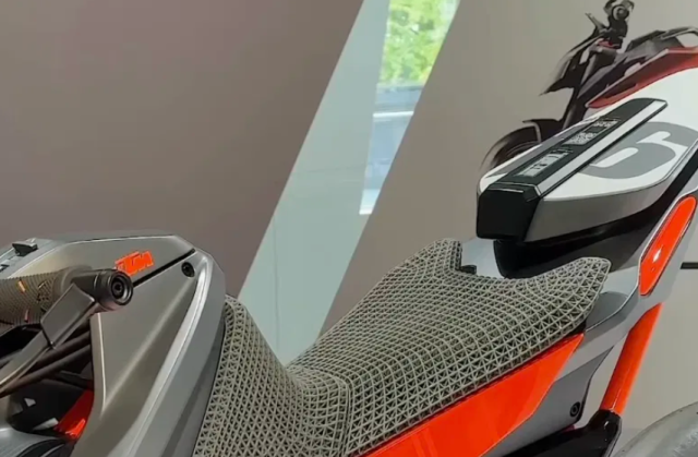 KTM EDuke bat ngo lo dien tai Motohall Tin hieu hoi sinh hay chi la nha hang - 6