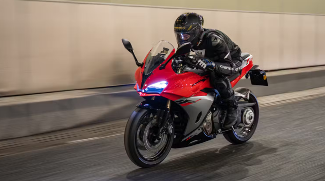 QJMotor SRK 500 RA Tiep buoc Cuoc cach mang Hop So Tu Dong tren xe mo to the thao - 3