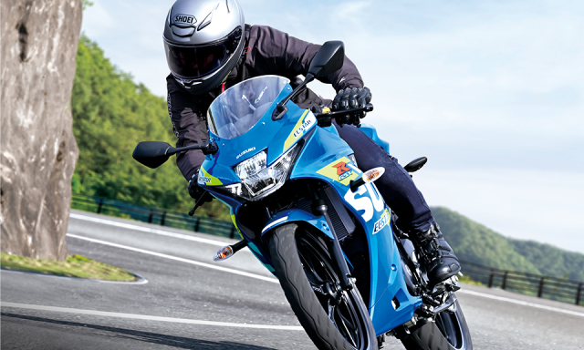 Suzuki GSXR125 2025 khoac len bo canh moi dam chat dua tren duong pho - 3