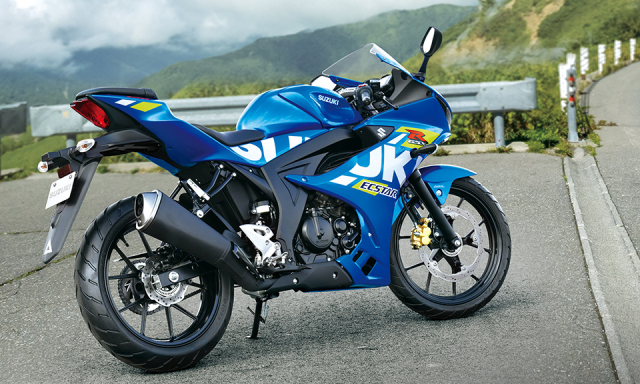 Suzuki GSXR125 2025 khoac len bo canh moi dam chat dua tren duong pho - 8