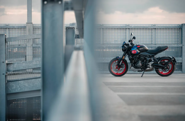 Triumph Trident Triple Tribute 2025 tro lai voi phoi mau moi bung no hon nam truoc - 10