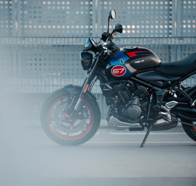 Triumph Trident Triple Tribute 2025 tro lai voi phoi mau moi bung no hon nam truoc - 11