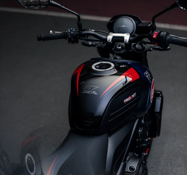 Triumph Trident Triple Tribute 2025 tro lai voi phoi mau moi bung no hon nam truoc - 15
