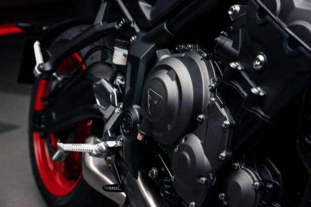 Triumph Trident Triple Tribute 2025 tro lai voi phoi mau moi bung no hon nam truoc - 16