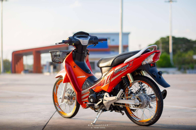 Wave 125i chay pho voi sac cam do dam chat Thai choi lon trong ban do full option - 16