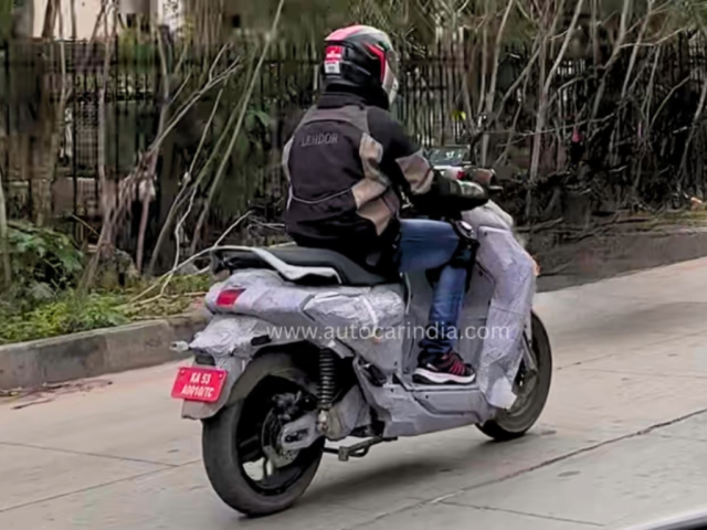 Xe dien hoan toan moi cua Yamaha lo dien khi dang chay thu tren duong pho - 6