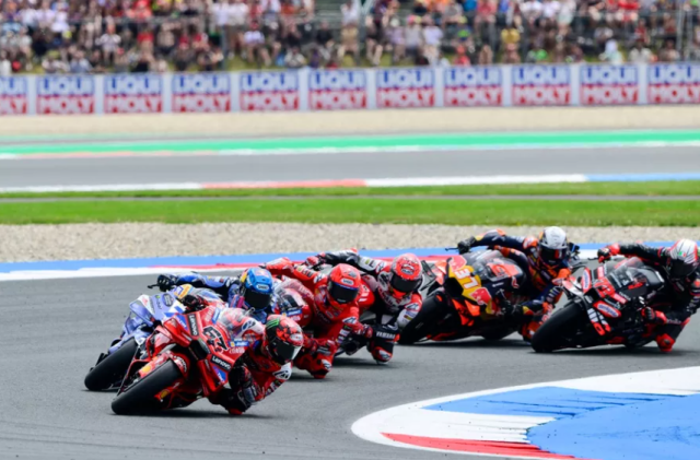 Assen bung no khi Marc Marquez chien thang kich tinh Alex gap tai nan dang tiec - 3