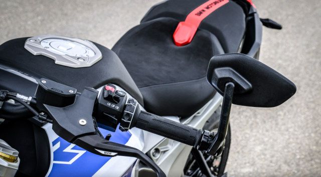 BMW R1300R 2025 Quai thu hypernaked da nhan cach den tu xu Bavaria - 7