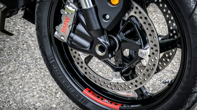 BMW R1300R 2025 Quai thu hypernaked da nhan cach den tu xu Bavaria - 11