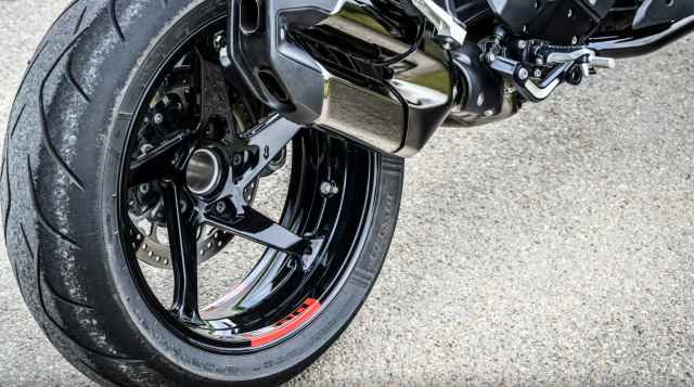 BMW R1300R 2025 Quai thu hypernaked da nhan cach den tu xu Bavaria - 13