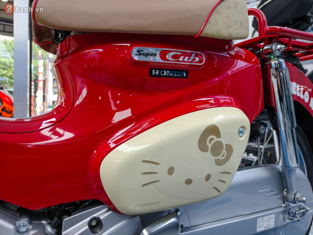 Can canh Honda Super Cub 50 Hello Kitty bat ngo xuat hien tai Viet Nam