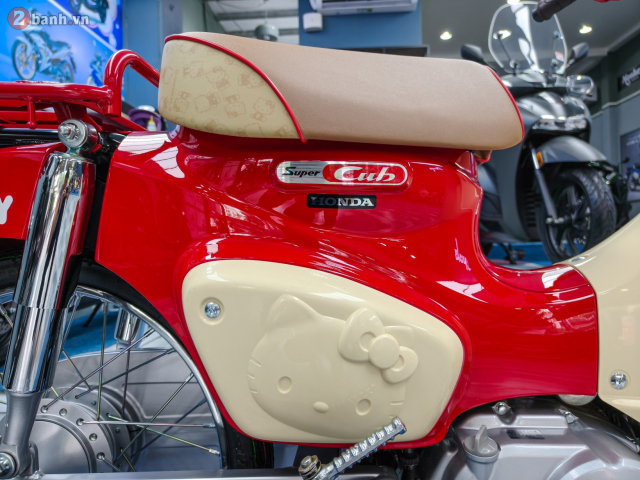 Can canh Honda Super Cub 50 Hello Kitty bat ngo xuat hien tai Viet Nam - 11