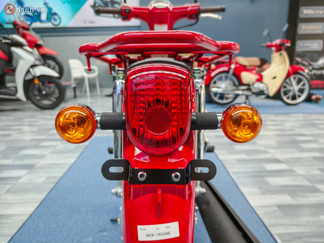 Can canh Honda Super Cub 50 Hello Kitty bat ngo xuat hien tai Viet Nam - 17