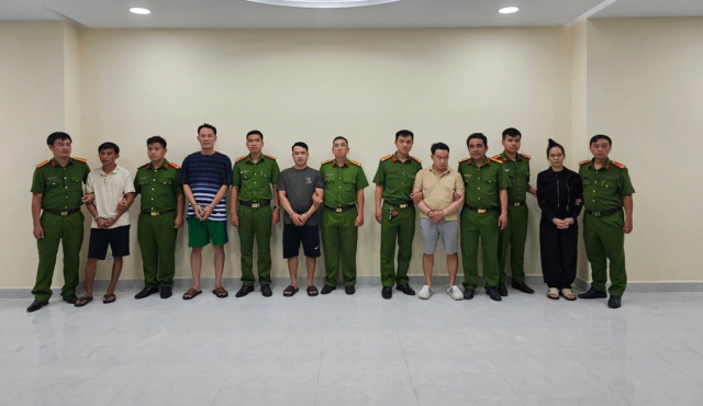 Cong an TPHCM pha duong day ban 220000 chai nhot da ban ra thi truong - 8