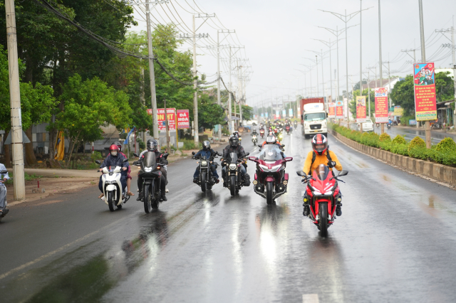 Hanh trinh 84 Honda Biker tiep tuc lan banh tu TPHCM den Ta Dung voi su tham gia cua gan 200 biker - 9