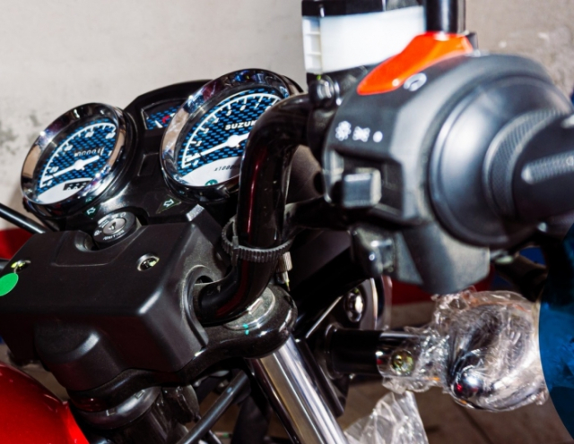 Hinh anh thuc te cua Suzuki GN125 ABS 2025 vua co mat tai dai ly Co dien nhung khong loi thoi - 8