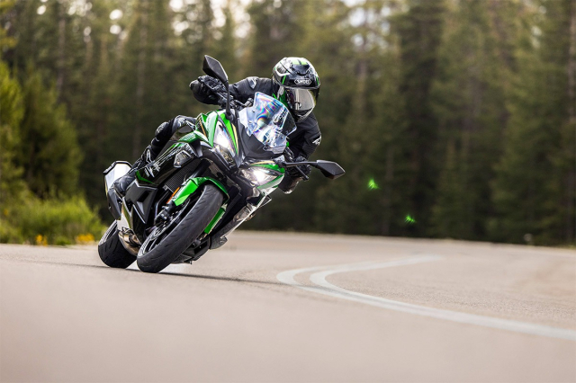 Kawasaki Ninja 1100SX va Versys 1100 Cap doi may bay mat dat danh cho anh em dam me touring - 3