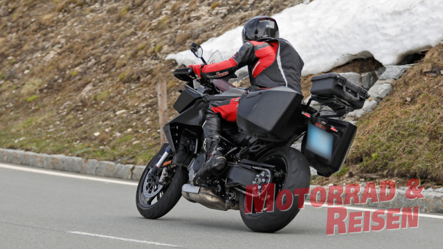 KTM 1390 Super Duke GT 2026 lo dien voi thiet ke moi thung xe cai tien va san sang ra mat - 3