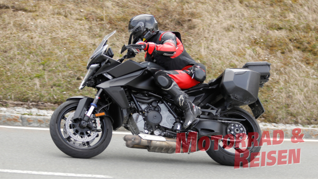 KTM 1390 Super Duke GT 2026 lo dien voi thiet ke moi thung xe cai tien va san sang ra mat - 8