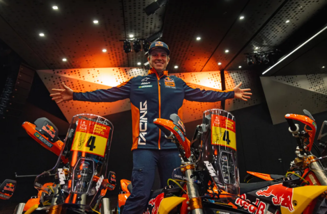 KTM 450 Rally Replica 2026 Chien Ma Sa Mac tro lai voi phien ban Sanders day cam xuc - 3