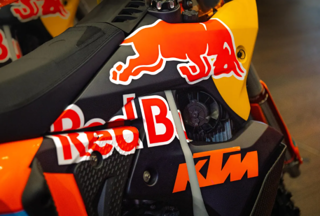 KTM 450 Rally Replica 2026 Chien Ma Sa Mac tro lai voi phien ban Sanders day cam xuc - 5