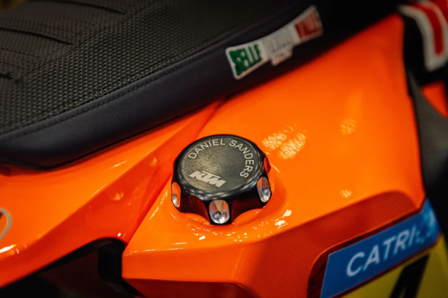KTM 450 Rally Replica 2026 Chien Ma Sa Mac tro lai voi phien ban Sanders day cam xuc - 7