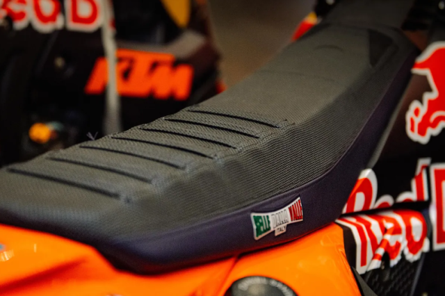 KTM 450 Rally Replica 2026 Chien Ma Sa Mac tro lai voi phien ban Sanders day cam xuc - 9