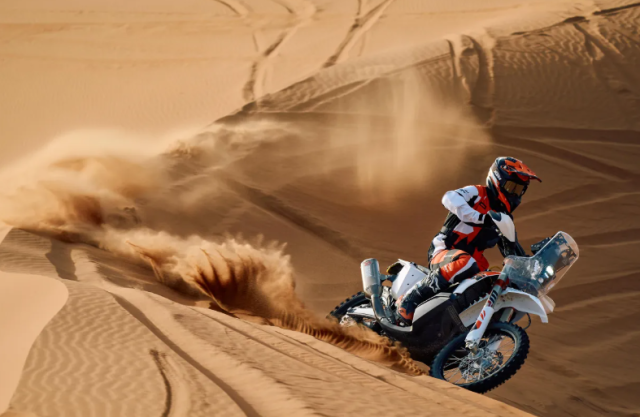KTM 450 Rally Replica 2026 Chien Ma Sa Mac tro lai voi phien ban Sanders day cam xuc - 15