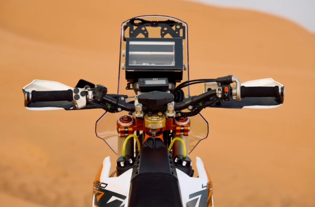 KTM 450 Rally Replica 2026 Chien Ma Sa Mac tro lai voi phien ban Sanders day cam xuc - 18