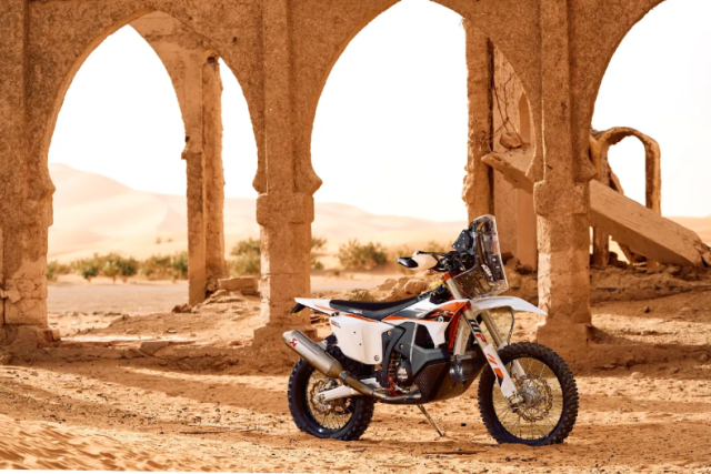 KTM 450 Rally Replica 2026 Chien Ma Sa Mac tro lai voi phien ban Sanders day cam xuc - 29