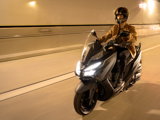 Kymco XTown CT125 2025 vua ra mat Doi thu xung tam cua Honda PCX125 - 3