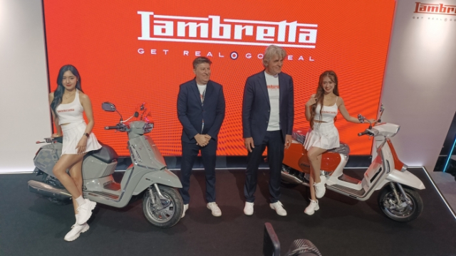 Lambretta X300 GT 2025 trinh lang Ke tam lang nguoi nua can voi Honda SH350i - 3