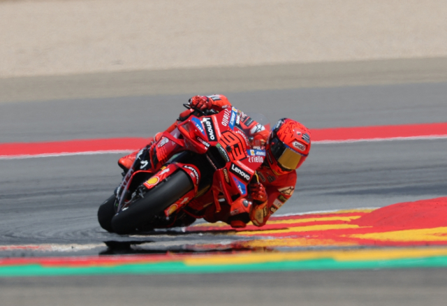 Marc Marquez ruc chay o Aragon cuoc dua khien Fan me man - 6