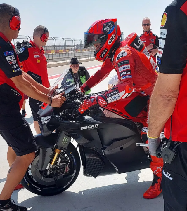 Marc Marquez va Ducati cu bat tay trong thu nghiem khi dong hoc moi o Aragon - 3