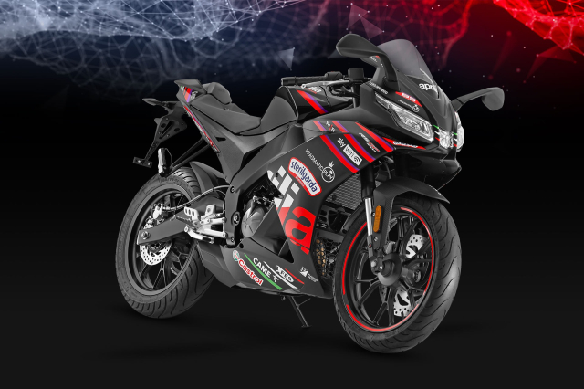 Ra mat Aprilia RS 125 GP Replica Mang truong dua ve sat vach voi duong pho - 3