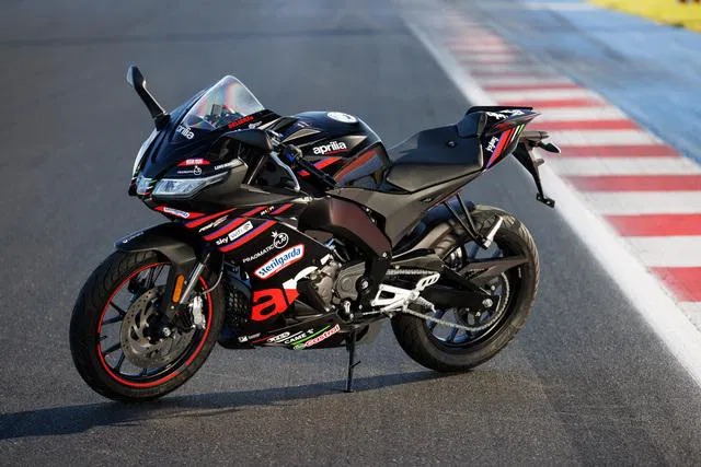 Ra mat Aprilia RS 125 GP Replica Mang truong dua ve sat vach voi duong pho - 7