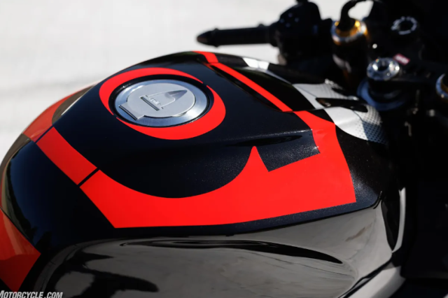 Aprilia RSV4 Factory 1100 2026 dinh cao suc manh va su tinh te tren hai banh xe - 9