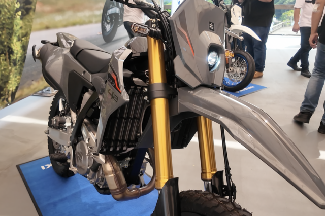 Chi tiet Suzuki DRZ4 2025 Huyen thoai 400cc hoi sinh voi hai phien ban cuc chat - 5