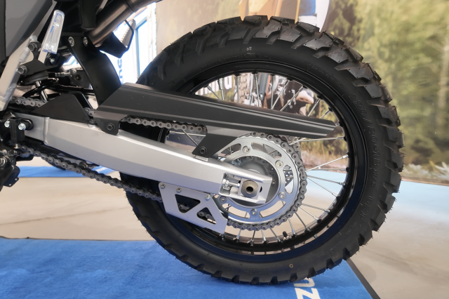 Chi tiet Suzuki DRZ4 2025 Huyen thoai 400cc hoi sinh voi hai phien ban cuc chat - 7