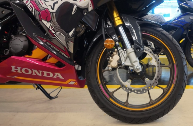 Hinh anh thuc te cua Honda CBR150R 2025 Phien ban Cop Manh thu duong pho gioi han chi 250 chiec - 8