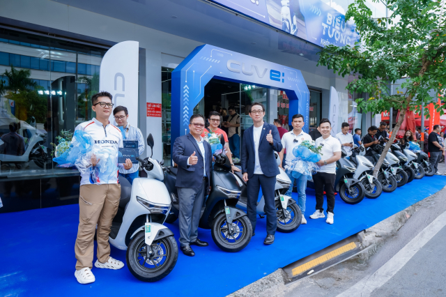 Honda ban giao xe dien CUV e cho nhung khach hang thue xe dau tien tai TPHCM - 9