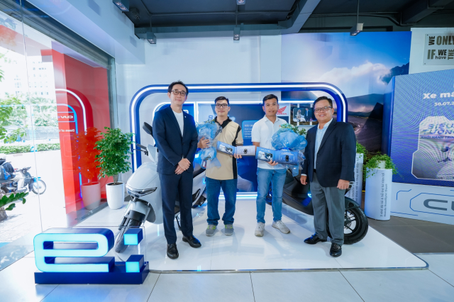 Honda ban giao xe dien CUV e cho nhung khach hang thue xe dau tien tai TPHCM - 16