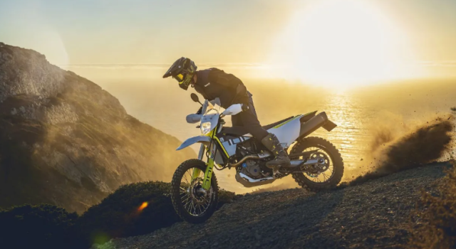 KTM 690 va Husqvarna 701 chuan bi tro lai ban cap nhat 2026 he lo nhung thay doi dang chu y - 3