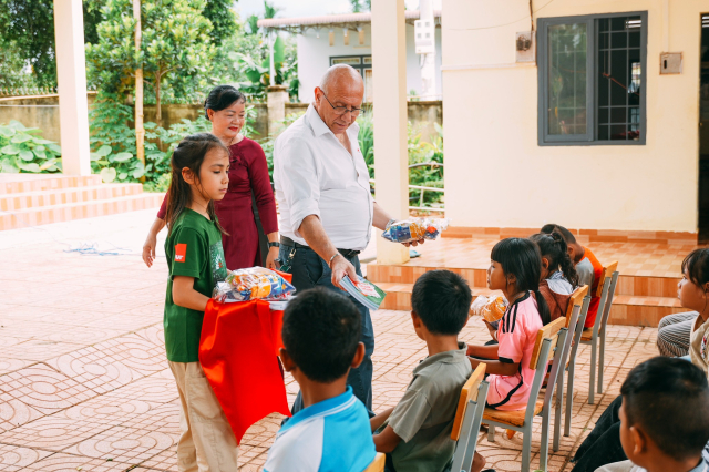 Mot loi hua nho Mot cong trinh lon cho nhung nu cuoi tre tho tai Truong Tieu hoc Ea Bong - 12