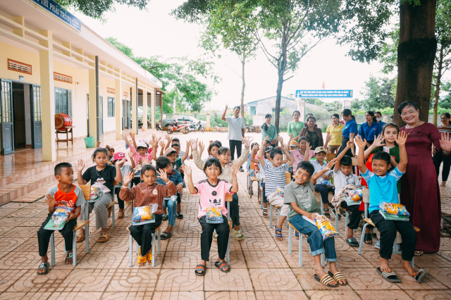 Mot loi hua nho Mot cong trinh lon cho nhung nu cuoi tre tho tai Truong Tieu hoc Ea Bong - 16