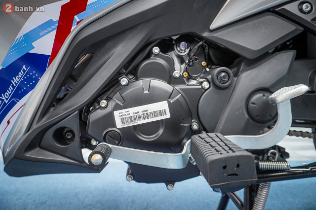 Qua bat ngo Phien ban duong dua Yamaha LC135 Fi Red Racer vua cap ben thi truong Viet Nam - 13