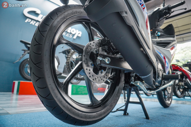 Qua bat ngo Phien ban duong dua Yamaha LC135 Fi Red Racer vua cap ben thi truong Viet Nam - 32